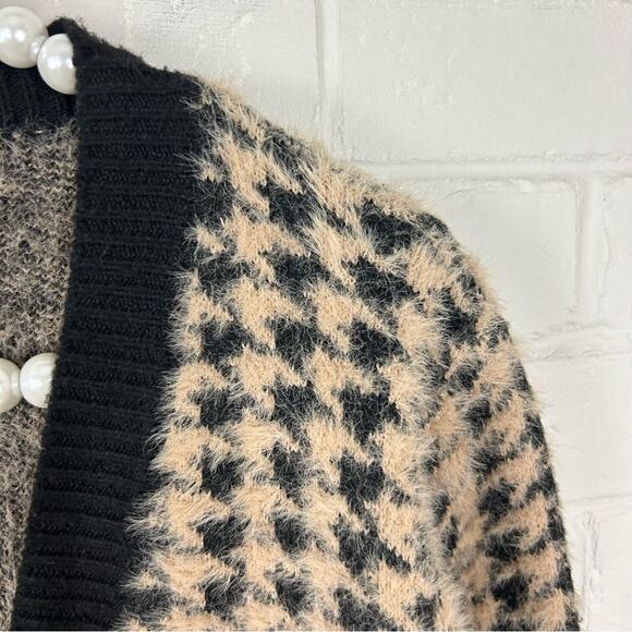 Tahari Brown Black Houndstooth Pattern Fuzzy Eyelash Cardigan Sweater Size S - Picture 5 of 9
